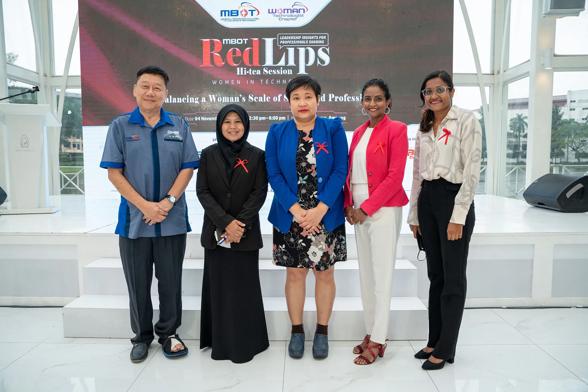 Invited speakers and special guests. (Left to right) Ir Yam Teong Sian (MBOT Council Member), Ts. Norhasita binti Mohd Yusof (General Manager of Telekom Malaysia), Ir Prof Dr Leong Wai Yie,  Mrs. Sri Ts. Dr. Mahaletchumy Arujanan (Founder Global Coordinator, International Service for the Acquisition of Agribiotechnology Applications (ISAAA))