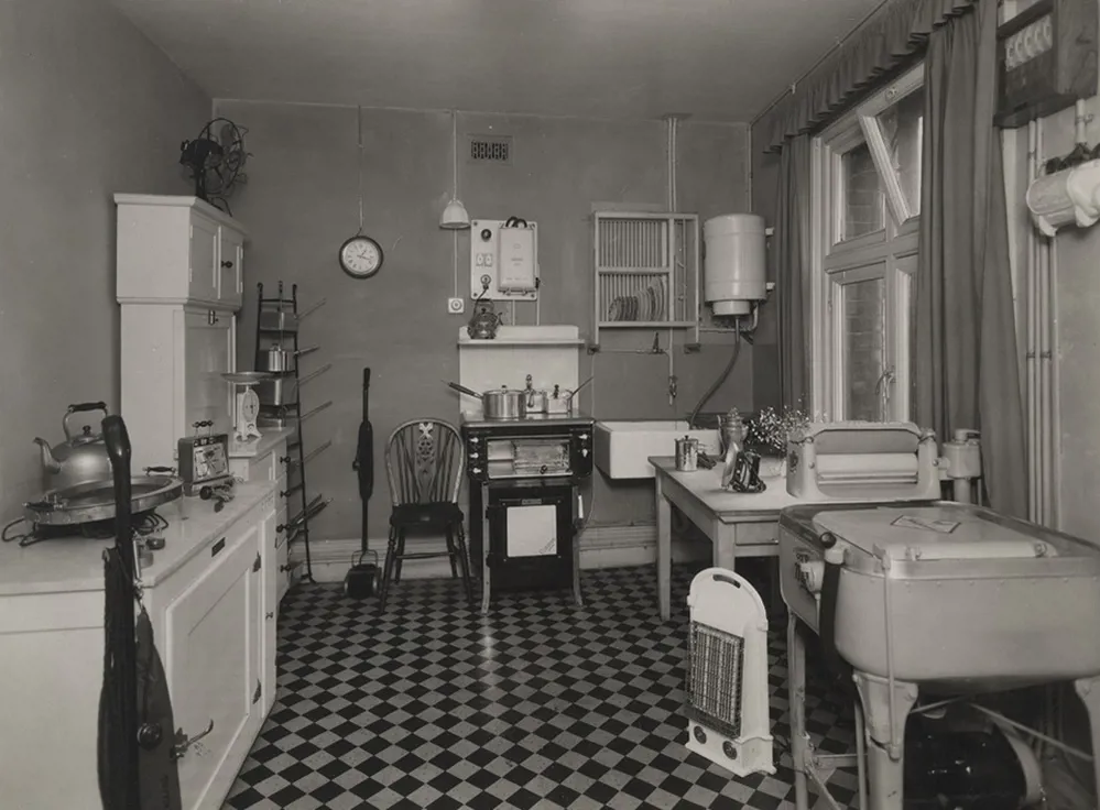 Electrical Association for Women Kensington Court Kitchen 1930s ref. IET Archives NAEST 93/08/23/02.