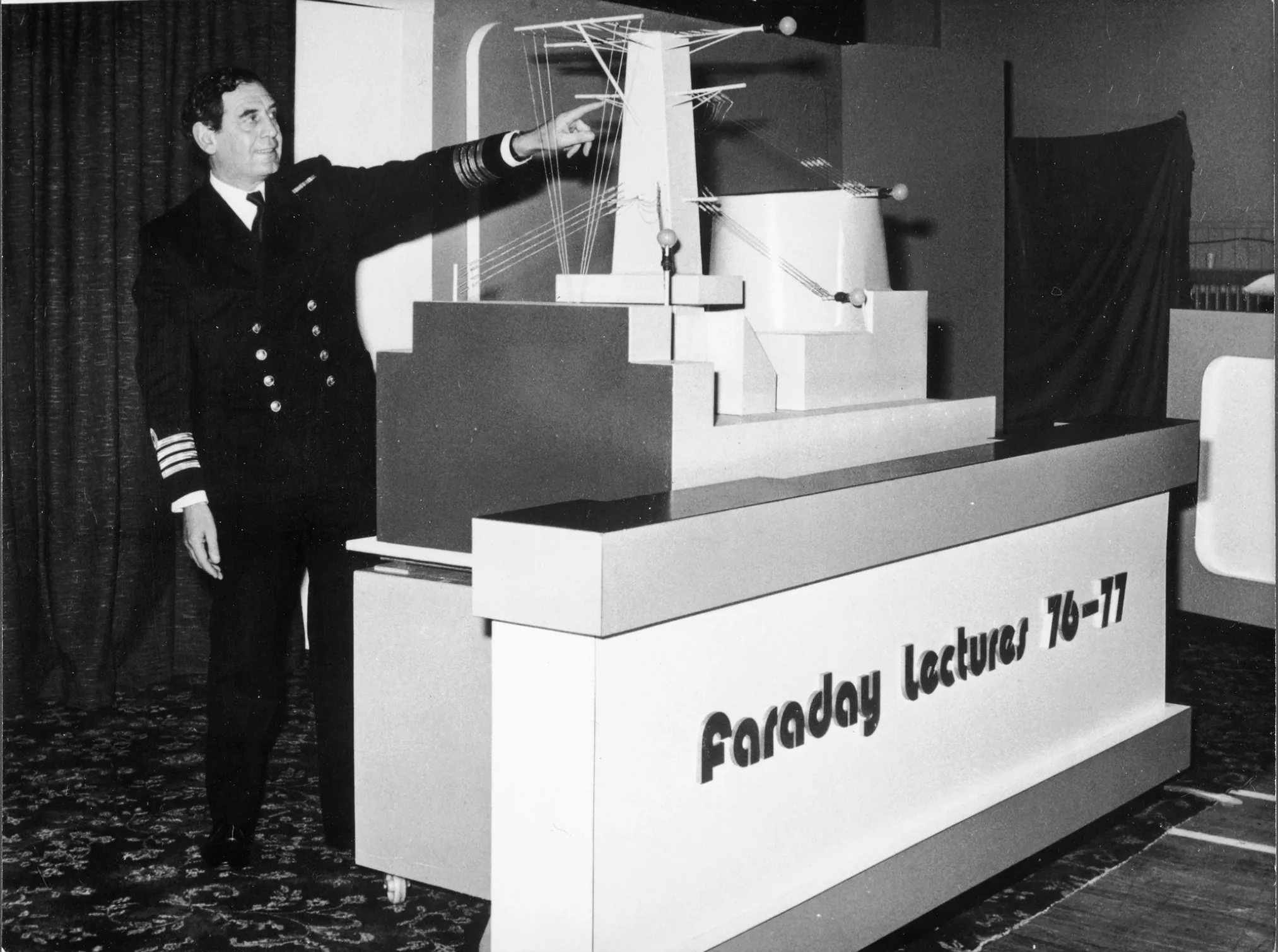 Admiral L S Bryson presenting the 1976-1977 Faraday Lecture ref. Image 1/1/64/03